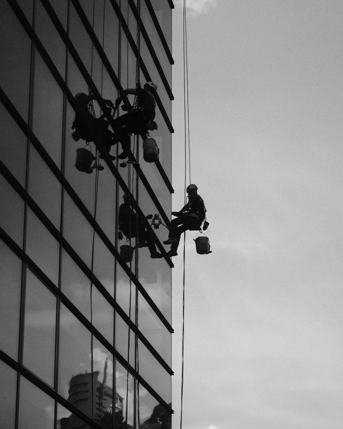 Fassadenreiniger an einem Hochhaus